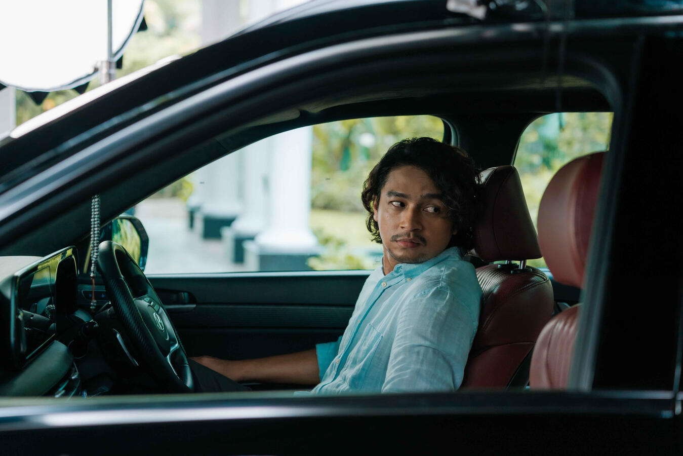 Deva Mahenra as Reza